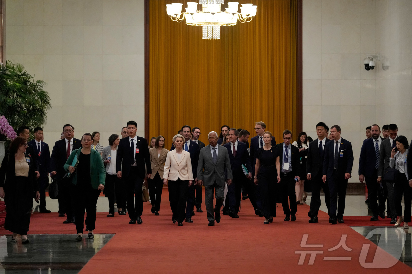 (로이터=뉴스1) 정은지 특파원 = 중국을 방문한 안토니우 코스타 EU 정상회의 상임의장, 우르줄라 폰데어라이엔 EU 집행위원장이 인민대회당을 걷고 있다. 2025.07.24ⓒ 로 …