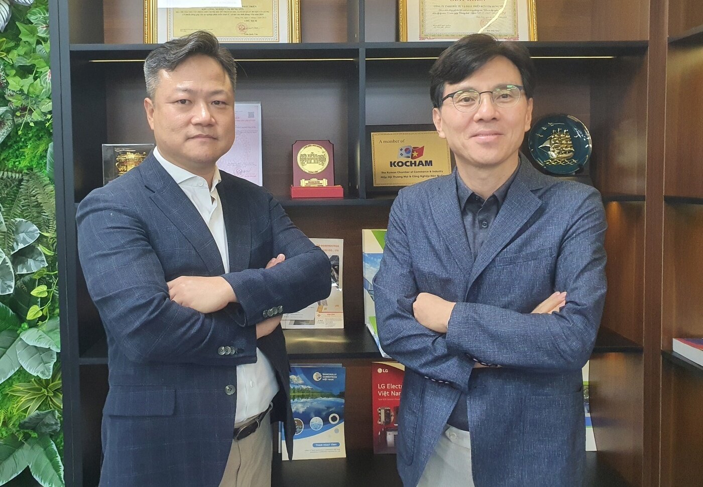 본문 이미지 - 이지순 VTK&#40;Vietnam Together Korea&#41; 법인장&#40;오른쪽&#41;과 차영호 VTK 파견 주재원.2025.7.17/뉴스1 ⓒ News1 조용훈 기자