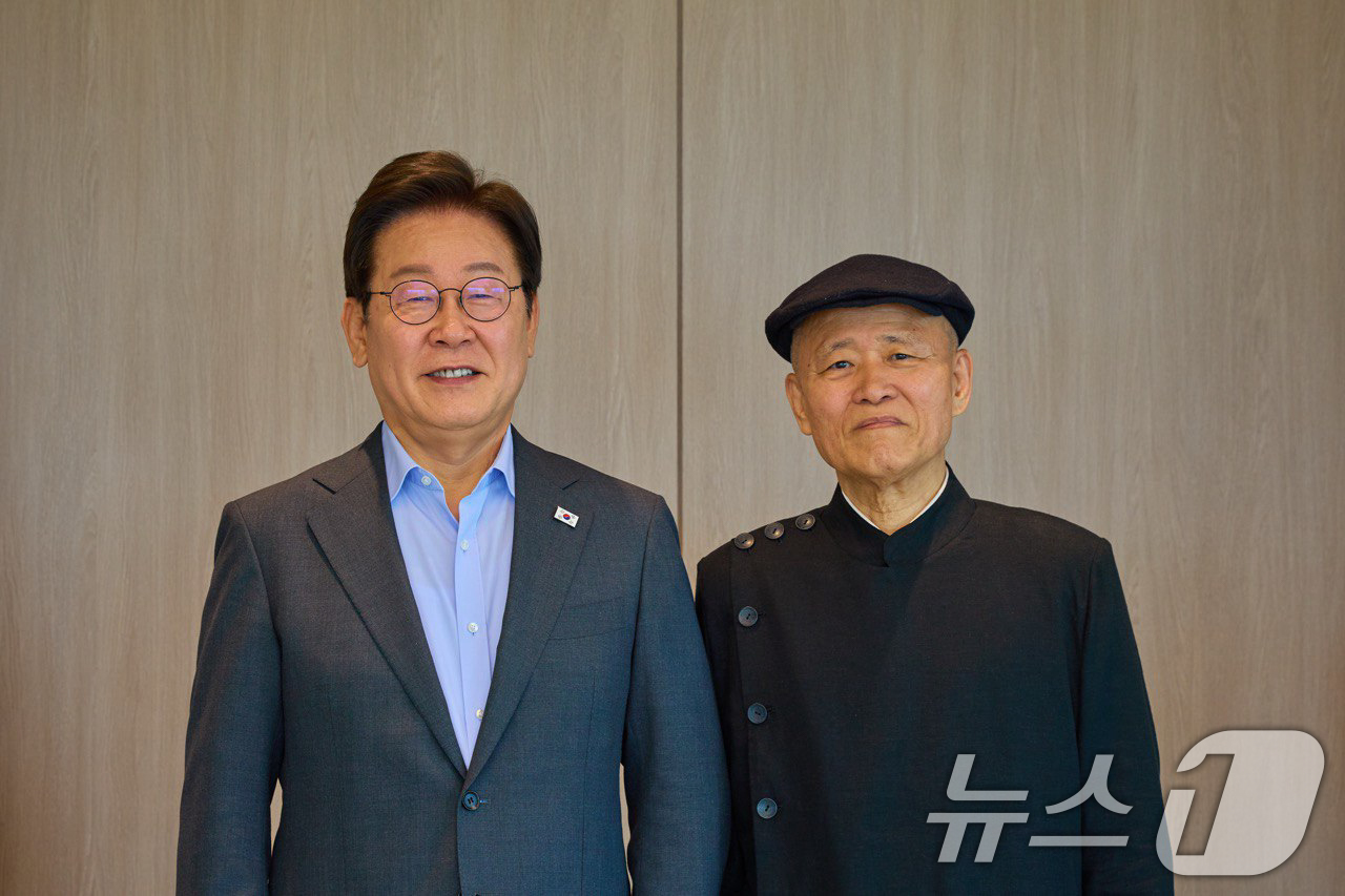 (서울=뉴스1) 허경 기자 = 이재명 대통령이 24일 서울 용산 대통령실 청사에서 도올 김용옥 선생과 가진 오찬에서 기념촬영을 하고 있다. (대통령실 제공. 재판매 및 DB 금지) …