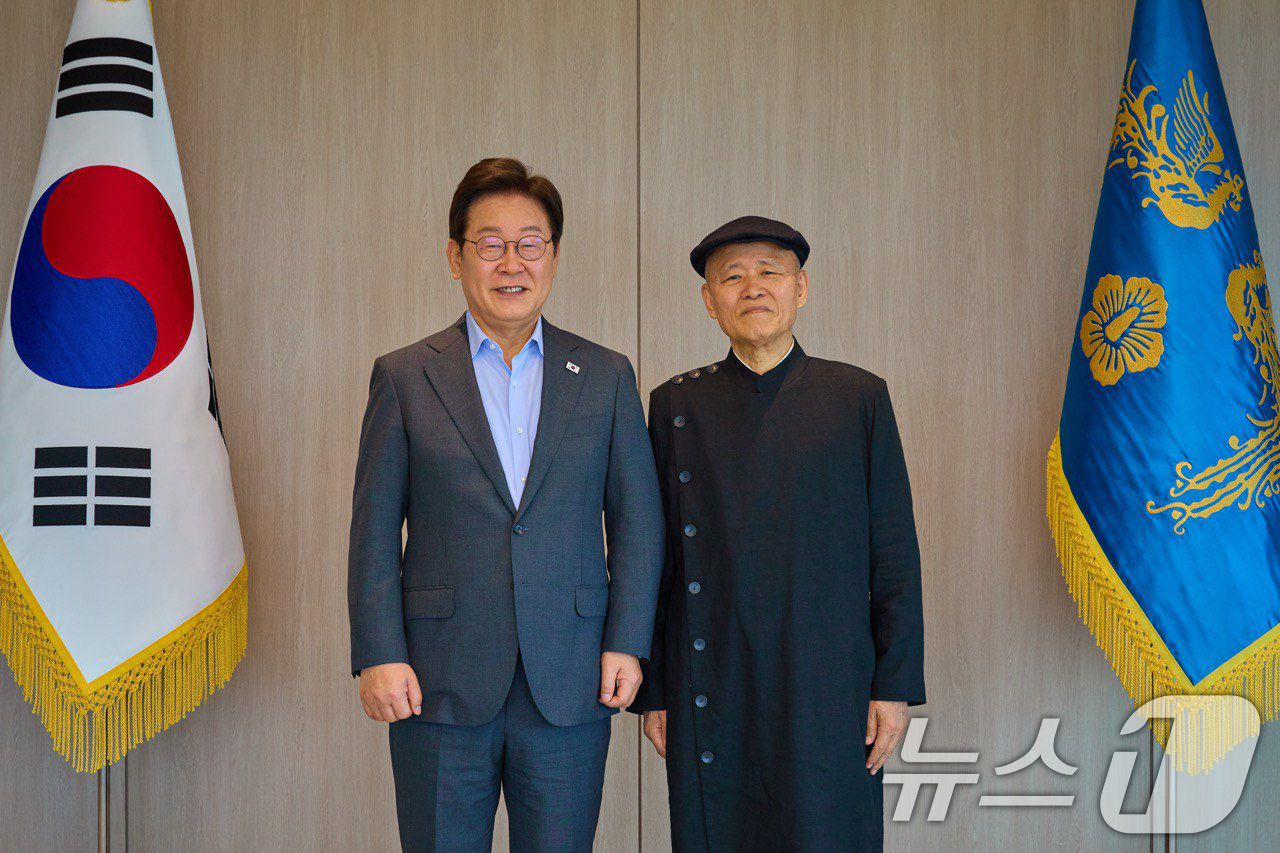 (서울=뉴스1) 허경 기자 = 이재명 대통령이 24일 서울 용산 대통령실 청사에서 도올 김용옥 선생과 가진 오찬에서 기념촬영을 하고 있다. (대통령실 제공. 재판매 및 DB 금지) …