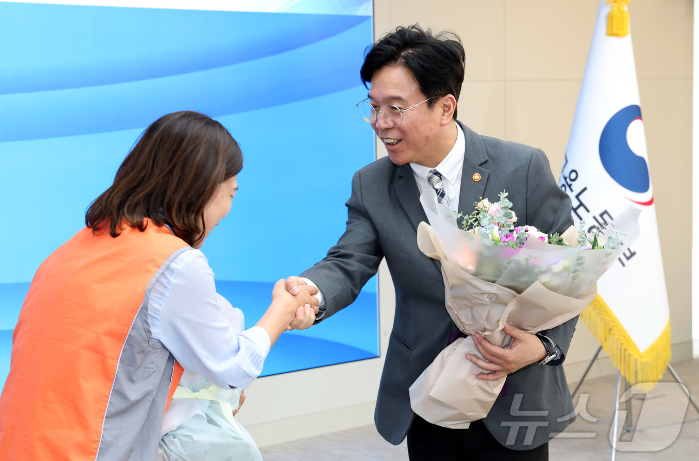 (세종=뉴스1) 김기남 기자 = 김영훈 고용노동부 장관이 24일 오전 세종시 정부세종청사에서 열린 취임식에서 축하 꽃다발을 받고  있다. 2025.7.24/뉴스1