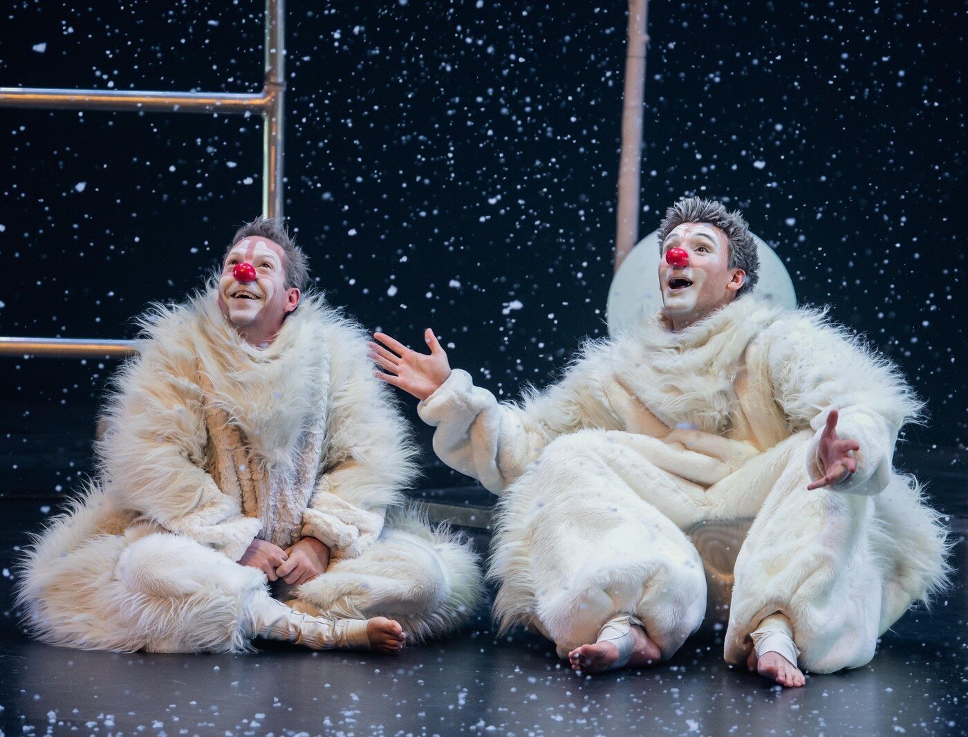 본문 이미지 - 개막작인 캐나다 퀘백의 &#39;글로브&#39; 공연 모습ⓒAndre Chevrier&#40;아시테지 코리아 제공&#41;