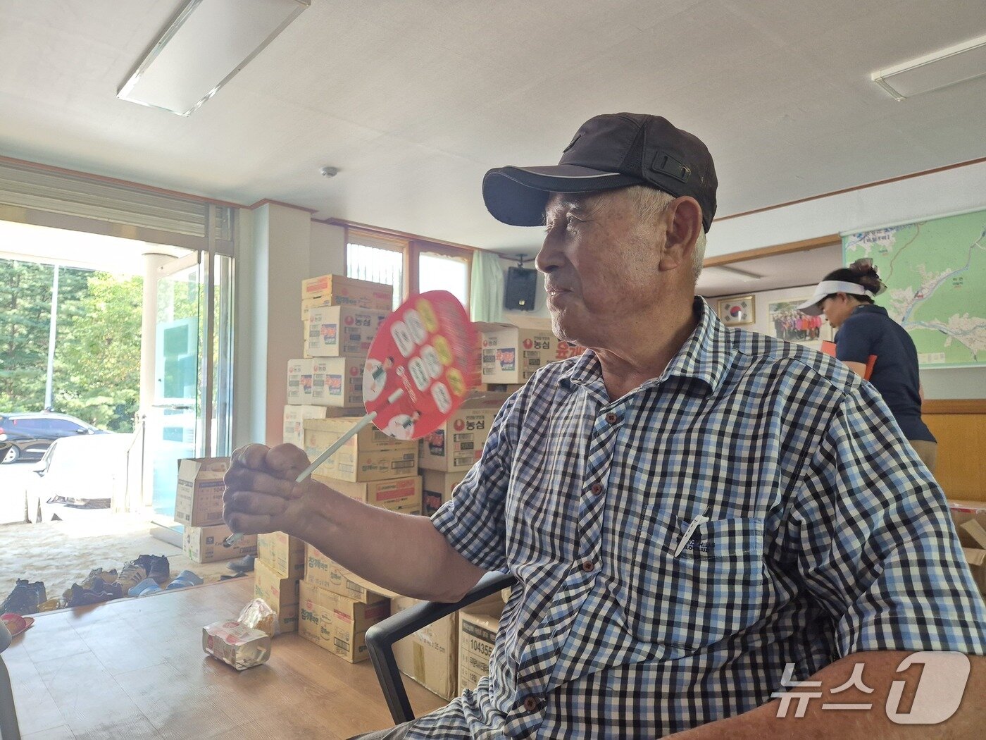 본문 이미지 - 24일 경기 가평군 조종면 마일1리 마을회관에서 장동호&#40;80&#41; 노인회장이 부채질을 하고 있다./뉴스1