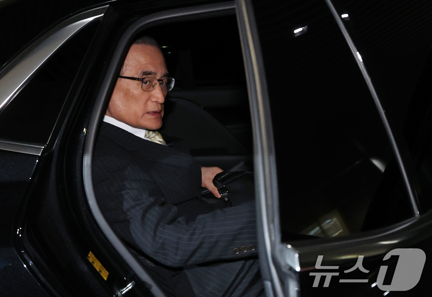 (인천공항=뉴스1) 김명섭 기자 = 한미 통상·안보 협상을 위해 미국을 방문한 위성락 국가안보실장이 24일 오후 인천공항으로 귀국해 차량에 탑승하고 있다.  2025.7.24/뉴스 …