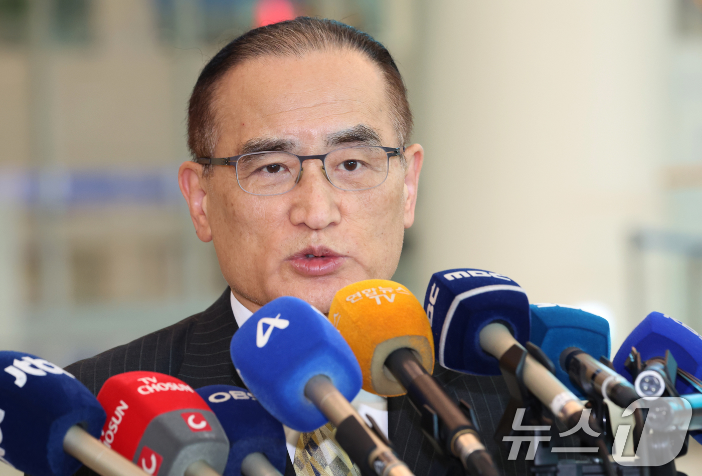 (인천공항=뉴스1) 김명섭 기자 = 한미 통상·안보 협상을 위해 미국을 방문한 위성락 국가안보실장이 24일 오후 인천공항으로 귀국해 취재진의 질문에 답변하고 있다.  2025.7. …