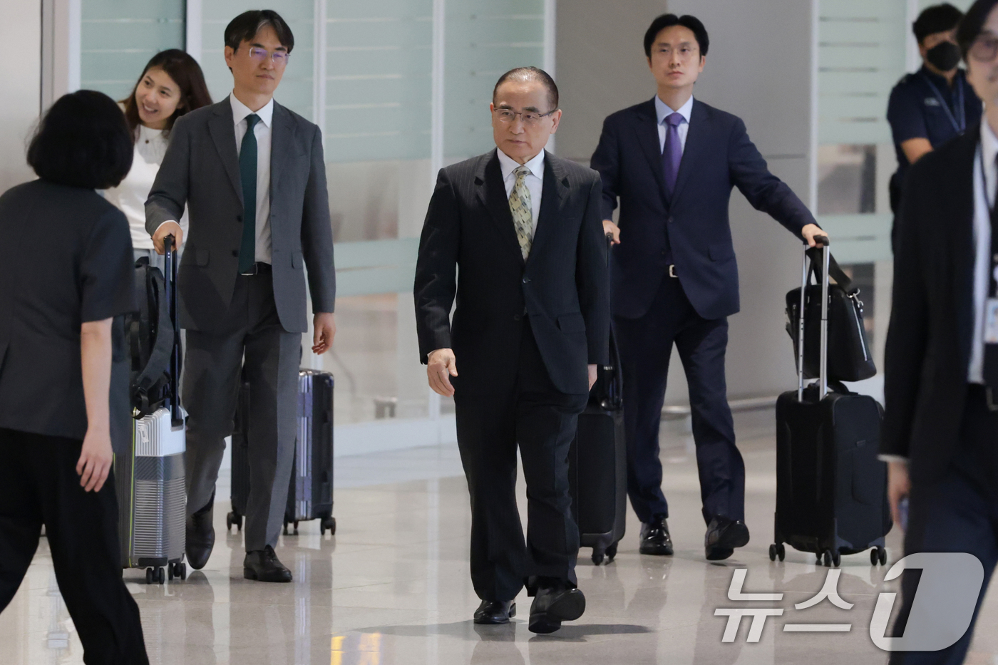 (인천공항=뉴스1) 김명섭 기자 = 위성락 대통령실 국가안보실장이 24일 오후 인천국제공항을 통해 귀국하고 있다.나흘간의 방미 일정을 마친 위성락 대통령실 국가안보실장은 마코 루비 …