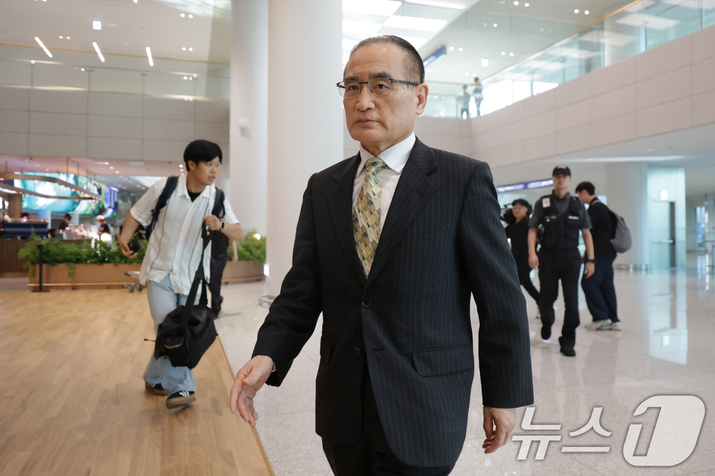 (인천공항=뉴스1) 김명섭 기자 = 위성락 대통령실 국가안보실장이 24일 오후 인천국제공항을 통해 귀국하고 있다.나흘간의 방미 일정을 마친 위성락 대통령실 국가안보실장은 마코 루비 …