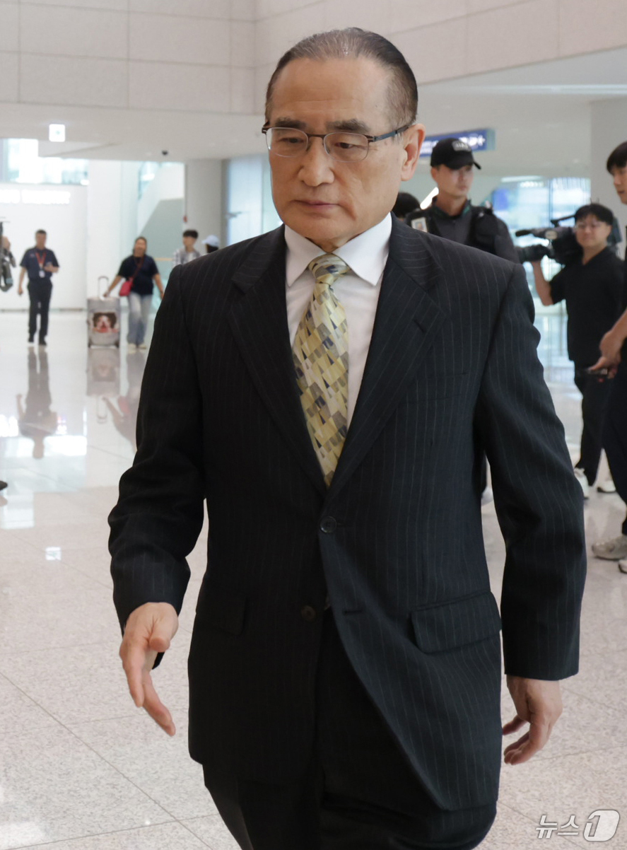 (인천공항=뉴스1) 김명섭 기자 = 위성락 대통령실 국가안보실장이 24일 오후 인천국제공항을 통해 귀국하고 있다.나흘간의 방미 일정을 마친 위성락 대통령실 국가안보실장은 마코 루비 …