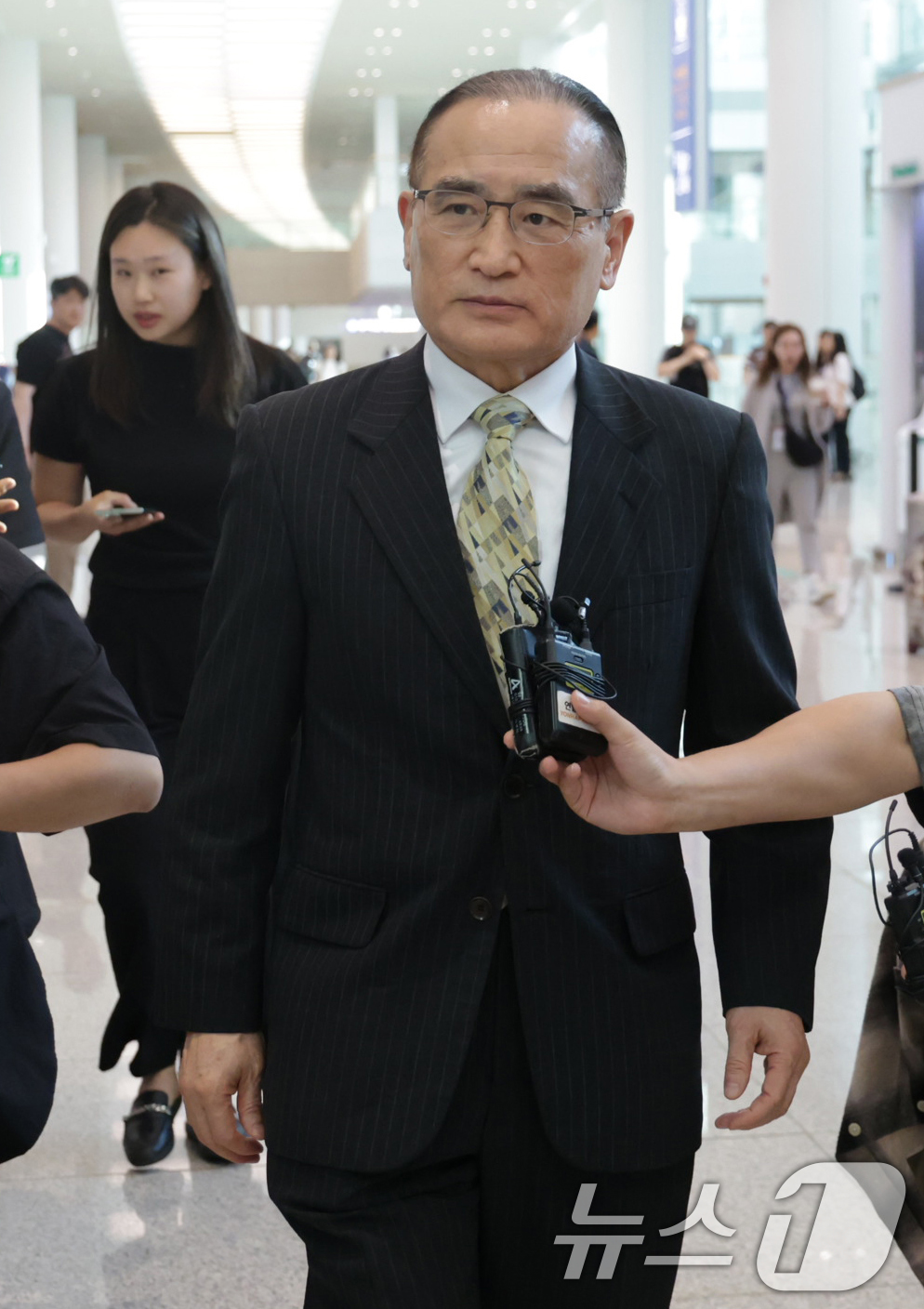 (인천공항=뉴스1) 김명섭 기자 = 위성락 대통령실 국가안보실장이 24일 오후 인천국제공항을 통해 귀국하고 있다.나흘간의 방미 일정을 마친 위성락 대통령실 국가안보실장은 마코 루비 …