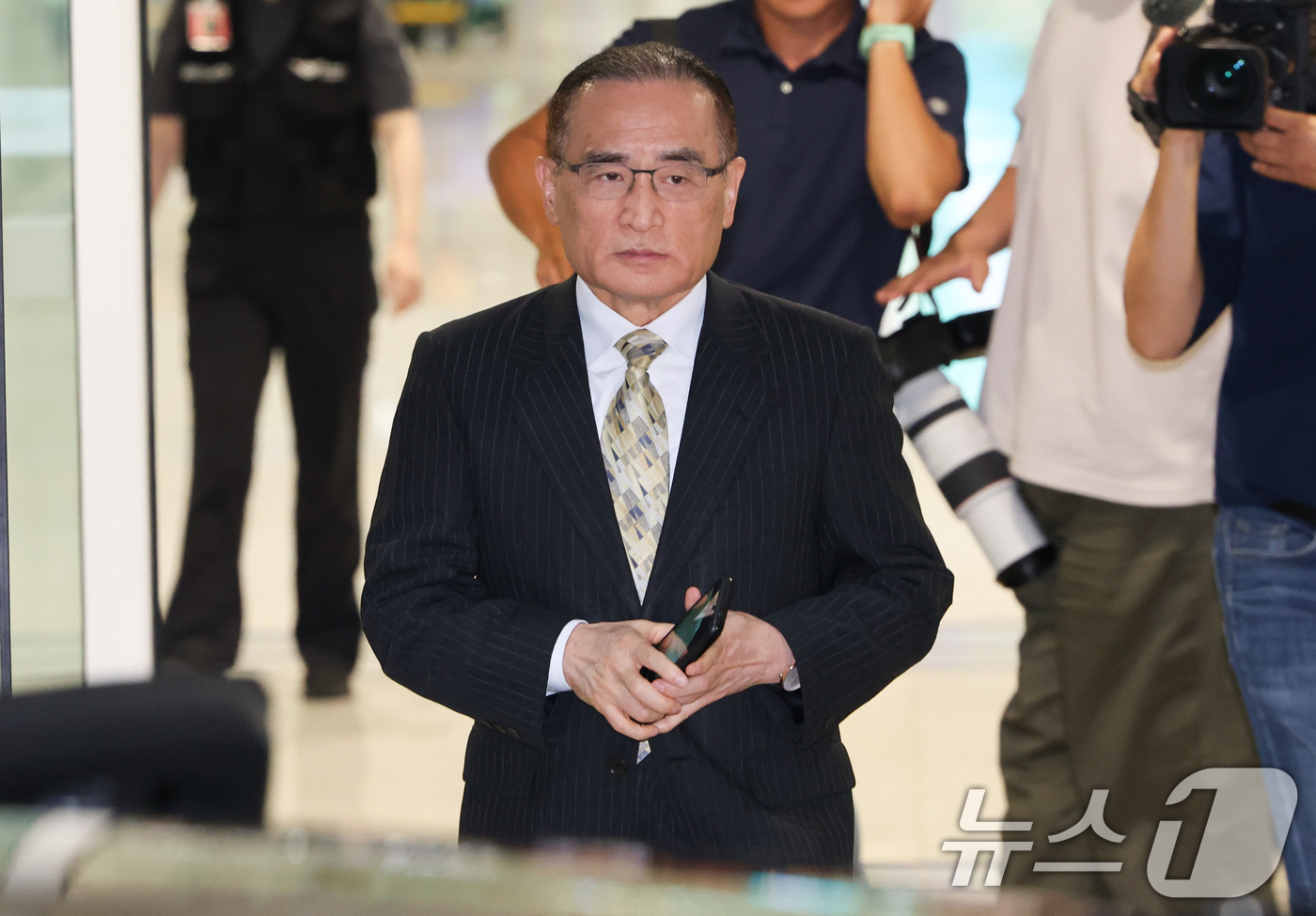 (인천공항=뉴스1) 김명섭 기자 = 위성락 대통령실 국가안보실장이 24일 오후 인천국제공항을 통해 귀국하고 있다.나흘간의 방미 일정을 마친 위성락 대통령실 국가안보실장은 마코 루비 …