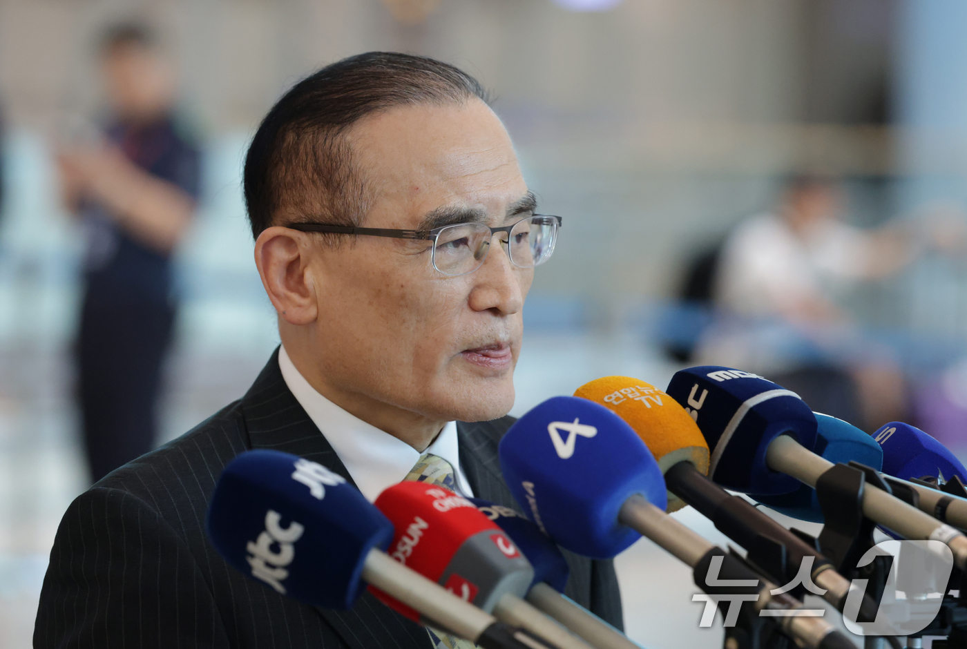 (인천공항=뉴스1) 김명섭 기자 = 위성락 대통령실 국가안보실장이 24일 오후 인천국제공항을 통해 귀국해 입장을 밝히고 있다.나흘간의 방미 일정을 마친 위성락 대통령실 국가안보실장 …