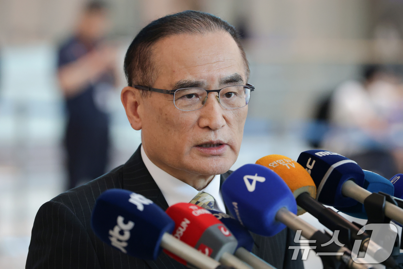 (인천공항=뉴스1) 김명섭 기자 = 위성락 대통령실 국가안보실장이 24일 오후 인천국제공항을 통해 귀국해 입장을 밝히고 있다.나흘간의 방미 일정을 마친 위성락 대통령실 국가안보실장 …