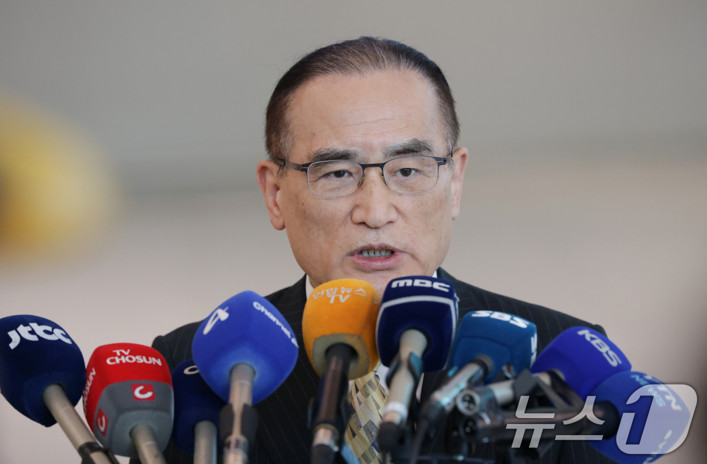 (인천공항=뉴스1) 김명섭 기자 = 위성락 대통령실 국가안보실장이 24일 오후 인천국제공항을 통해 귀국해 입장을 밝히고 있다.나흘간의 방미 일정을 마친 위성락 대통령실 국가안보실장 …