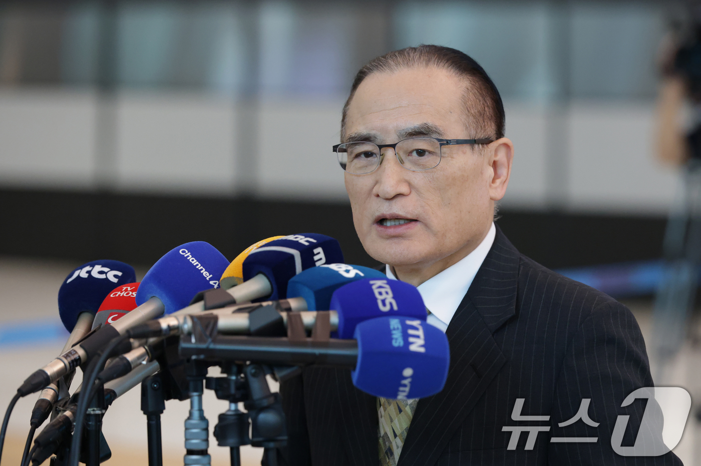 (인천공항=뉴스1) 김명섭 기자 = 위성락 대통령실 국가안보실장이 24일 오후 인천국제공항을 통해 귀국해 입장을 밝히고 있다.나흘간의 방미 일정을 마친 위성락 대통령실 국가안보실장 …