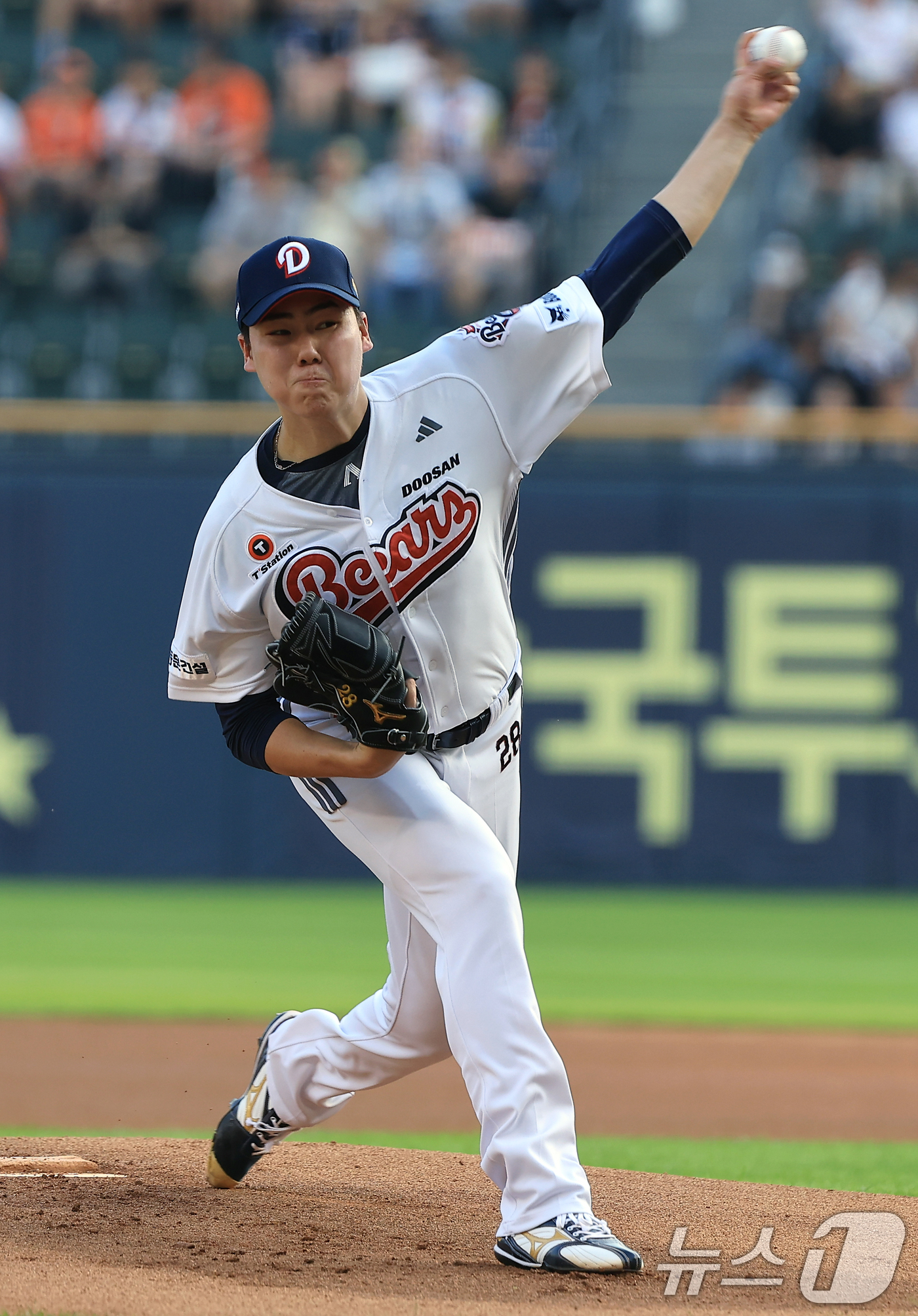 (서울=뉴스1) 박정호 기자 = 두산 선발 최승용이 24일 오후 서울 송파구 잠실야구장에서 열린 프로야구 '2025 신한 SOL뱅크 KBO 리그' 한화 이글스와 두산 베어스의 경기 …