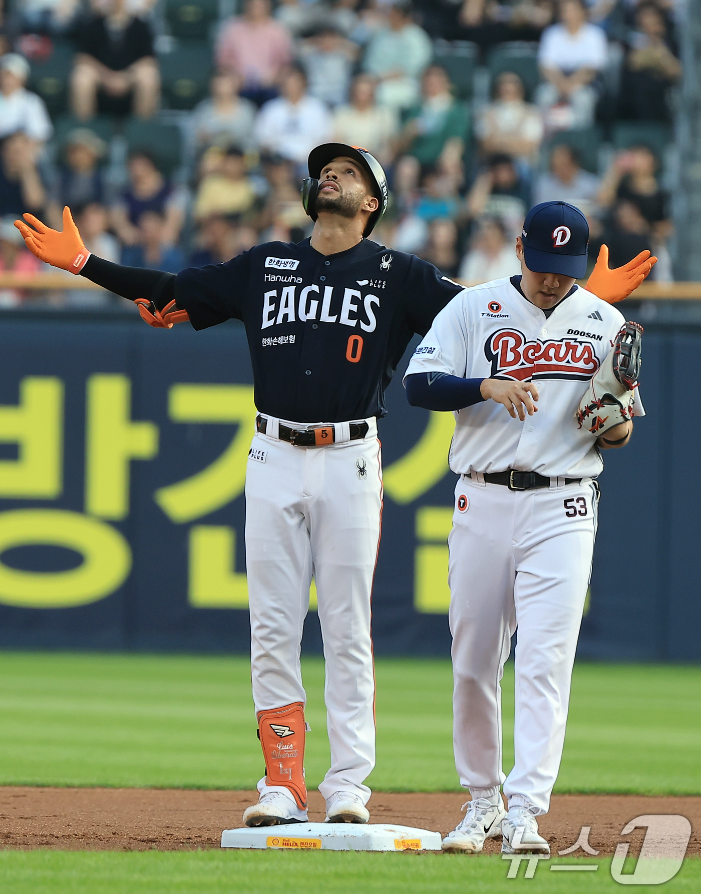 (서울=뉴스1) 박정호 기자 = 24일 오후 서울 송파구 잠실야구장에서 열린 프로야구 '2025 신한 SOL뱅크 KBO 리그' 한화 이글스와 두산 베어스의 경기에서 1회초 1사 주 …