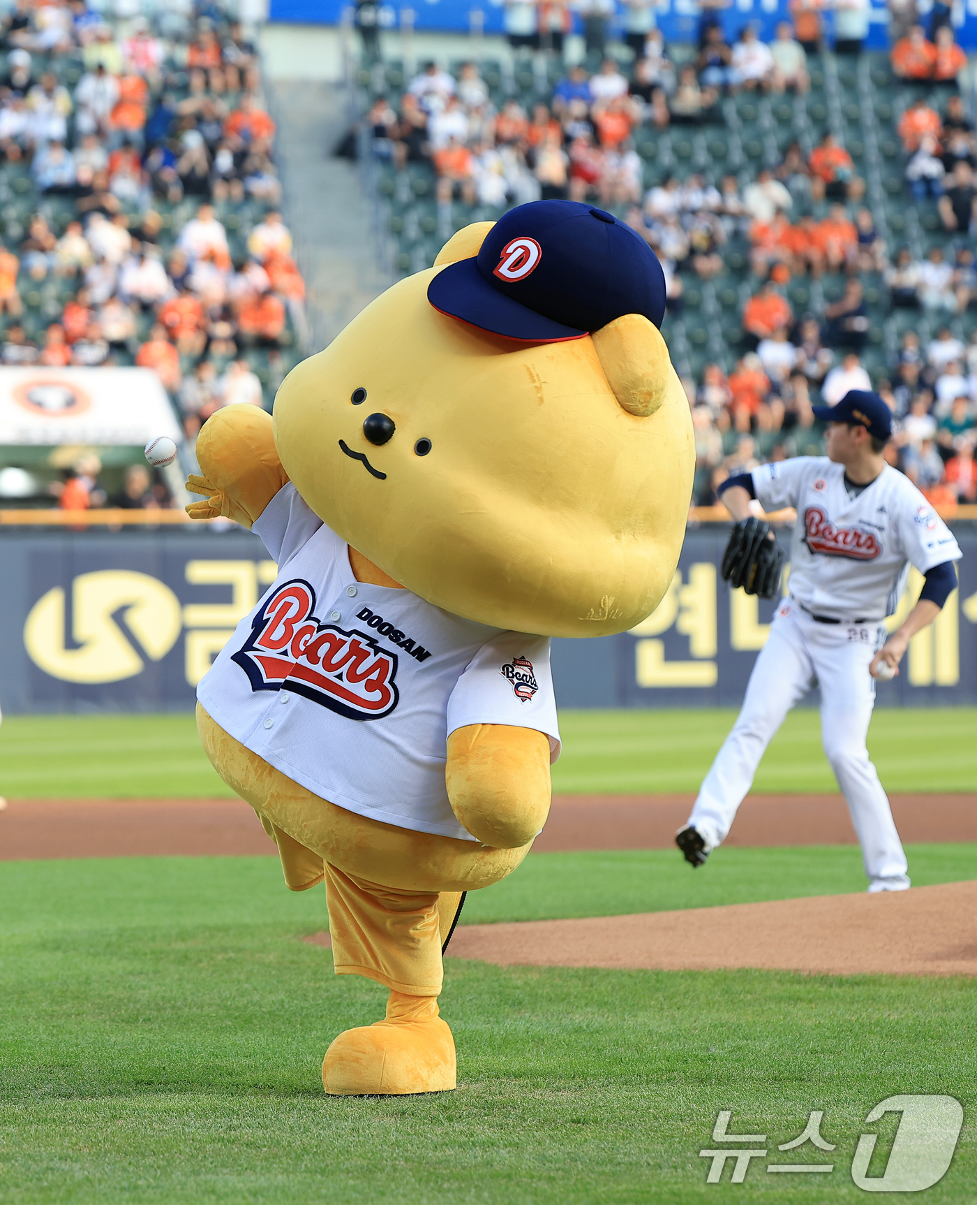(서울=뉴스1) 박정호 기자 = CU 마스코트 케이루가  24일 오후 서울 송파구 잠실야구장에서 열린 프로야구 '2025 신한 SOL뱅크 KBO 리그' 한화 이글스와 두산 베어스의 …
