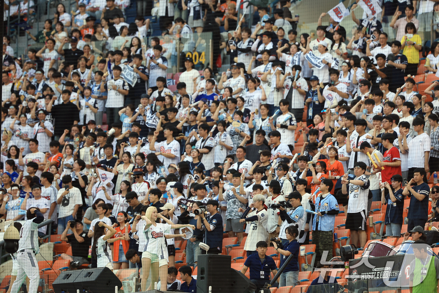 (서울=뉴스1) 박정호 기자 = 24일 오후 서울 송파구 잠실야구장에서 열린 프로야구 '2025 신한 SOL뱅크 KBO 리그' 한화 이글스와 두산 베어스의 경기에서 두산 팬들이 열 …