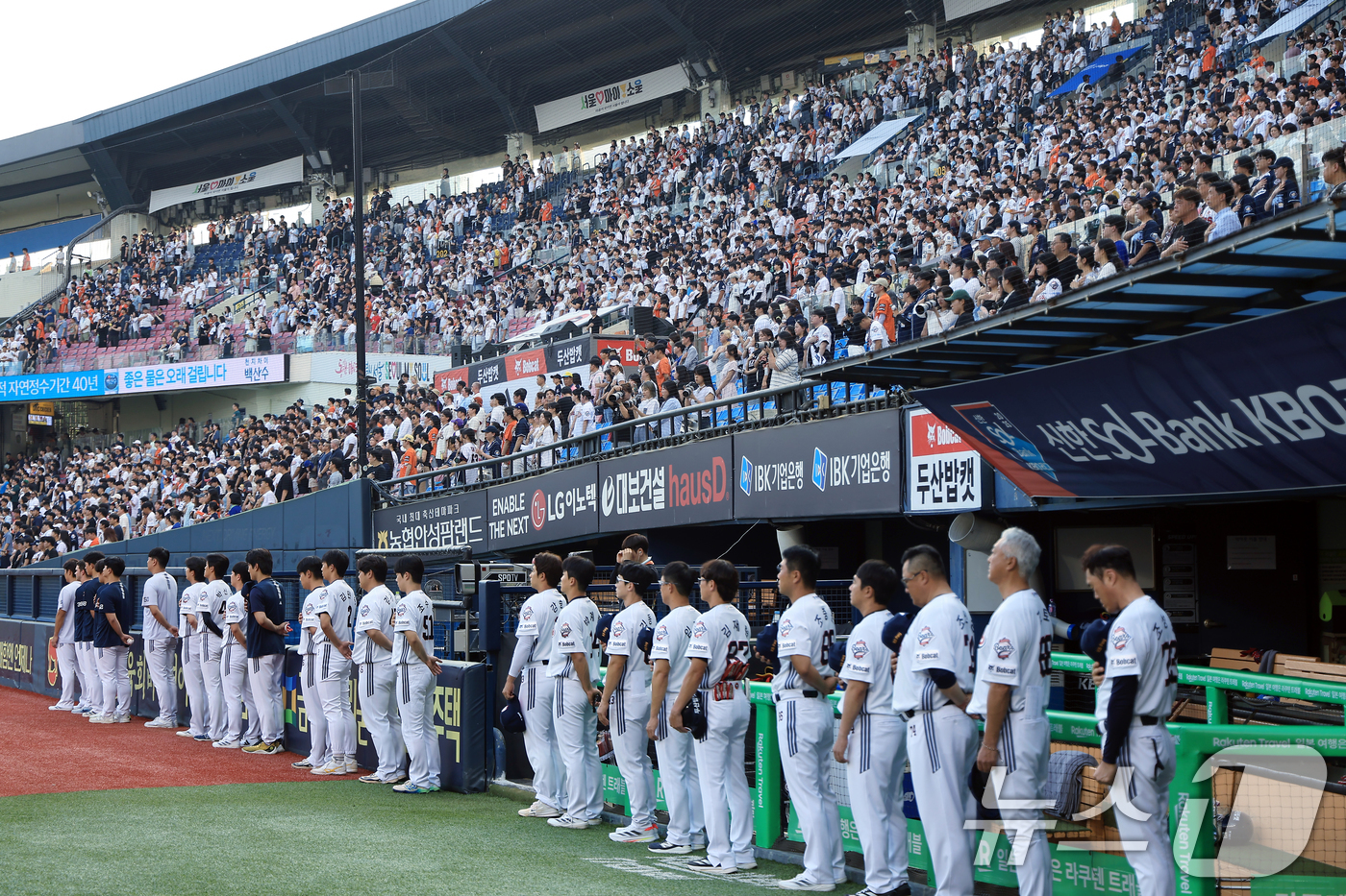 (서울=뉴스1) 박정호 기자 = 24일 오후 서울 송파구 잠실야구장에서 열린 프로야구 '2025 신한 SOL뱅크 KBO 리그' 한화 이글스와 두산 베어스의 경기에서 두산 선수단과 …