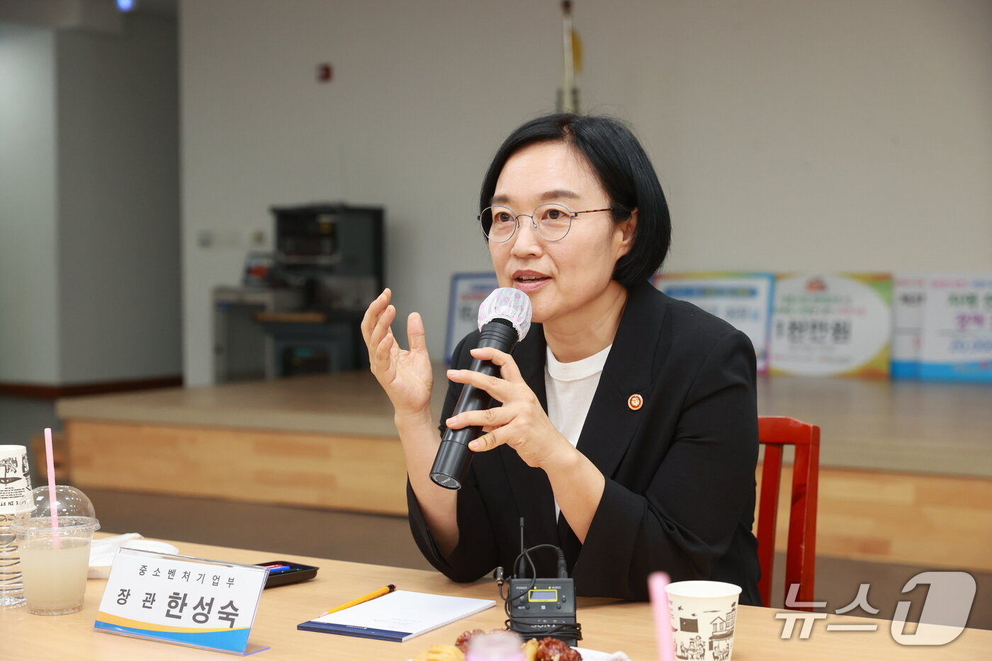 본문 이미지 - 한성숙 중소벤처기업부 장관이 24일 대전 중앙시장활성화구역 상인회와 간담회를 갖고 있다. &#40;중소벤처기업부 제공. 재판매 및 DB금지&#41;