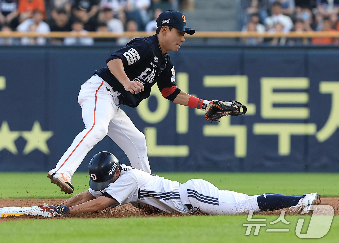 (서울=뉴스1) 박정호 기자 = 24일 오후 서울 송파구 잠실야구장에서 열린 프로야구 '2025 신한 SOL뱅크 KBO 리그' 한화 이글스와 두산 베어스의 경기에서 1회말 1사 주 …