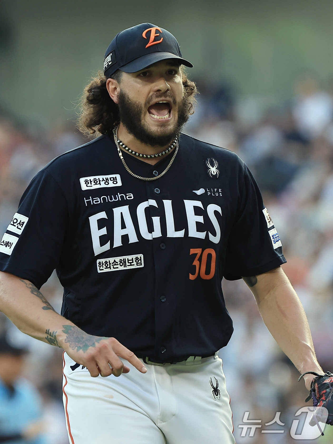 (서울=뉴스1) 박정호 기자 = 한화 선발 폰세가 24일 오후 서울 송파구 잠실야구장에서 열린 프로야구 '2025 신한 SOL뱅크 KBO 리그' 한화 이글스와 두산 베어스의 경기에 …