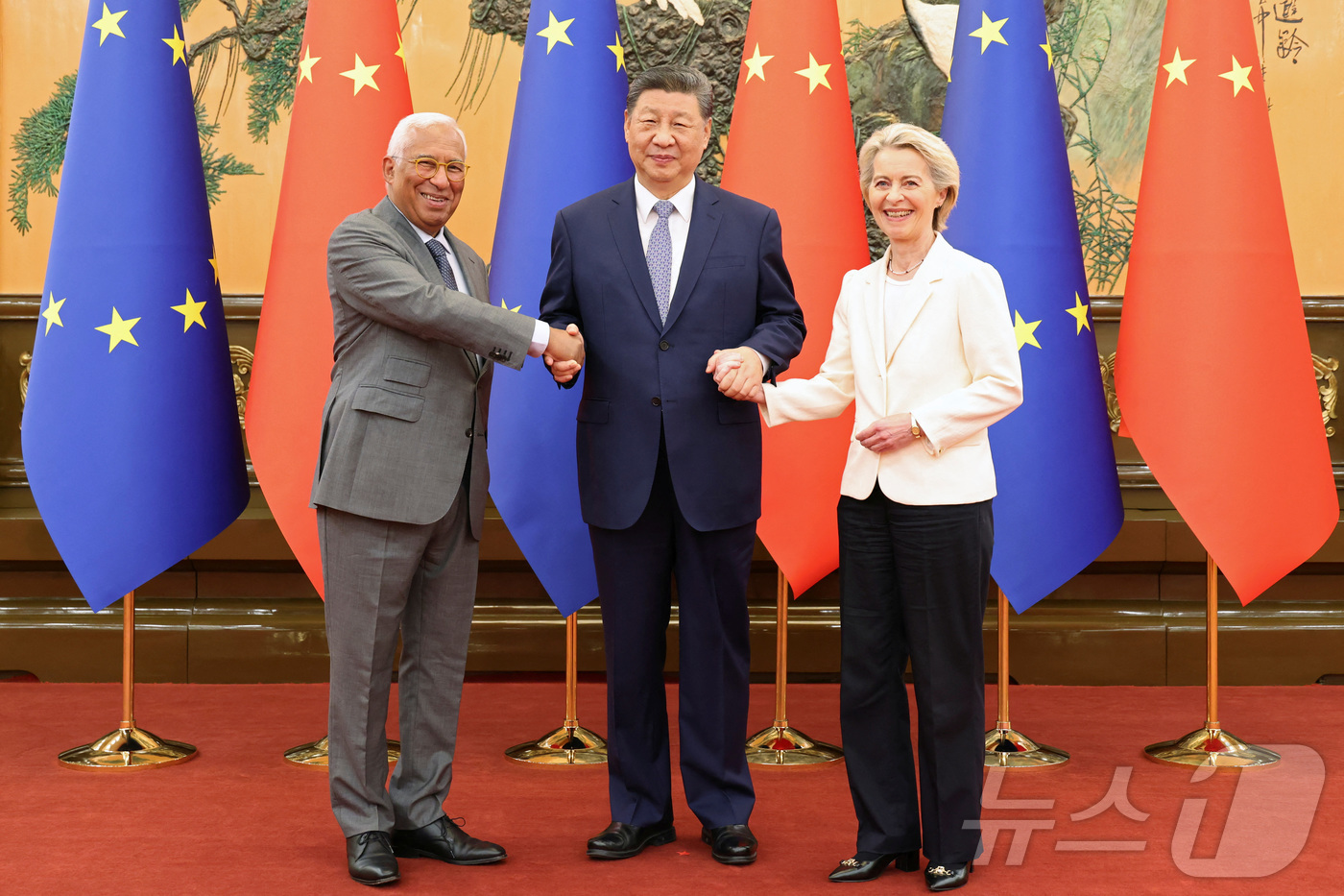 (베이징 로이터=뉴스1) 김지완 기자 = 24일 중국 베이징 인민대회당에서 (왼쪽부터) 안토니우 코스타 유럽연합(EU) 정상회의 상임의장, 시진핑 중국 국가주석, 우르줄라 폰데어라 …