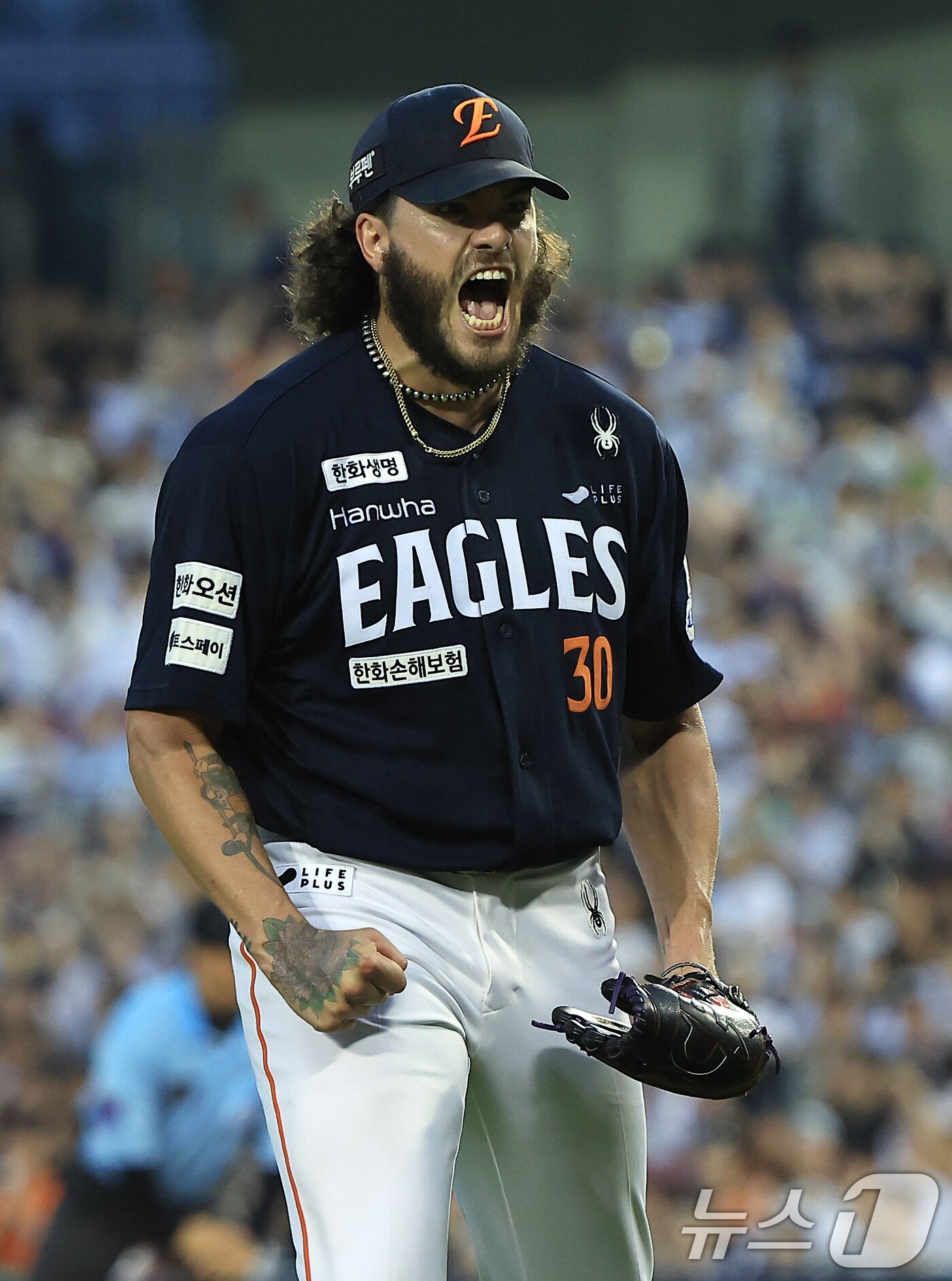 본문 이미지 - 한화 선발 폰세가 24일 오후 서울 송파구 잠실야구장에서 열린 프로야구 '2025 신한 SOL뱅크 KBO 리그' 한화 이글스와 두산 베어스의 경기에서 5회말 이닝을 무실점으로 마친 뒤 포효하고 있다. 2025.7.24/뉴스1 ⓒ News1 박정호 기자