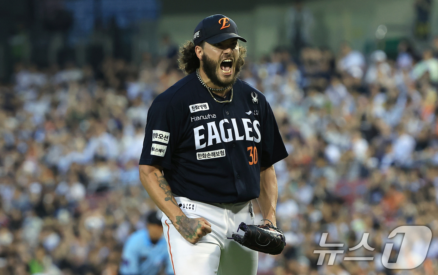 (서울=뉴스1) 박정호 기자 = 한화 선발 폰세가 24일 오후 서울 송파구 잠실야구장에서 열린 프로야구 '2025 신한 SOL뱅크 KBO 리그' 한화 이글스와 두산 베어스의 경기에 …