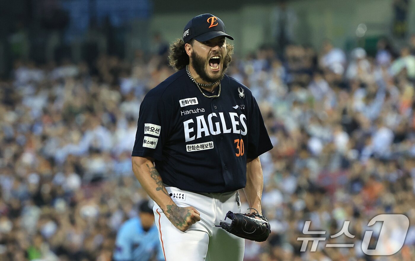 본문 이미지 - 한화 선발 폰세가 24일 오후 서울 송파구 잠실야구장에서 열린 프로야구 '2025 신한 SOL뱅크 KBO 리그' 한화 이글스와 두산 베어스의 경기에서 5회말 이닝을 무실점으로 마친 뒤 포효하고 있다. 2025.7.24/뉴스1 ⓒ News1 박정호 기자