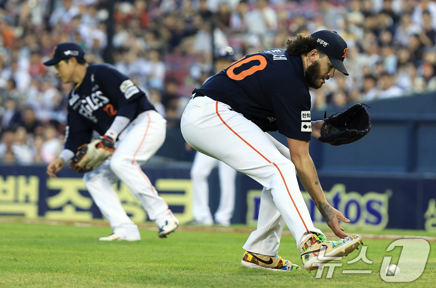 (서울=뉴스1) 박정호 기자 = 한화 선발 폰세가 24일 오후 서울 송파구 잠실야구장에서 열린 프로야구 '2025 신한 SOL뱅크 KBO 리그' 한화 이글스와 두산 베어스의 경기에 …