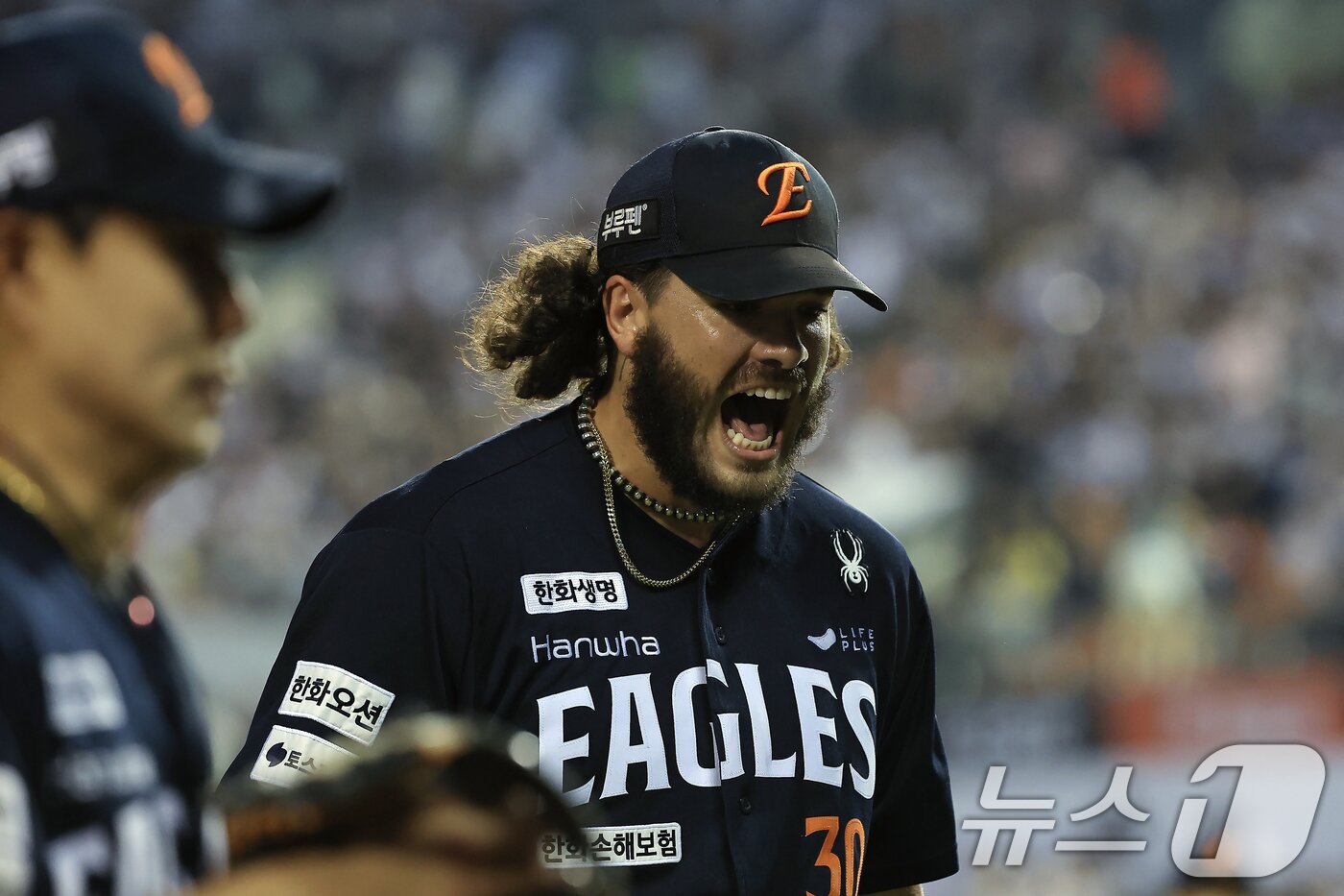 본문 이미지 - 한화 선발 폰세가 24일 오후 서울 송파구 잠실야구장에서 열린 프로야구 &#39;2025 신한 SOL뱅크 KBO 리그&#39; 한화 이글스와 두산 베어스의 경기에서 6회말 이닝을 무실점으로 마무리 한 뒤 더그아웃으로 향하며 포효하고 있다. 2025.7.24/뉴스1 ⓒ News1 박정호 기자