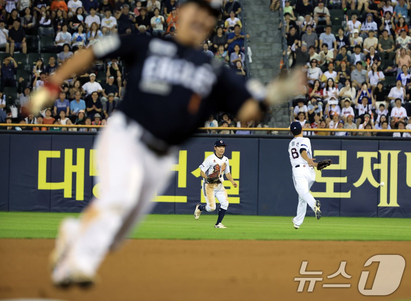 (서울=뉴스1) 박정호 기자 = 24일 오후 서울 송파구 잠실야구장에서 열린 프로야구 '2025 신한 SOL뱅크 KBO 리그' 한화 이글스와 두산 베어스의 경기에서 7회초 무사 주 …