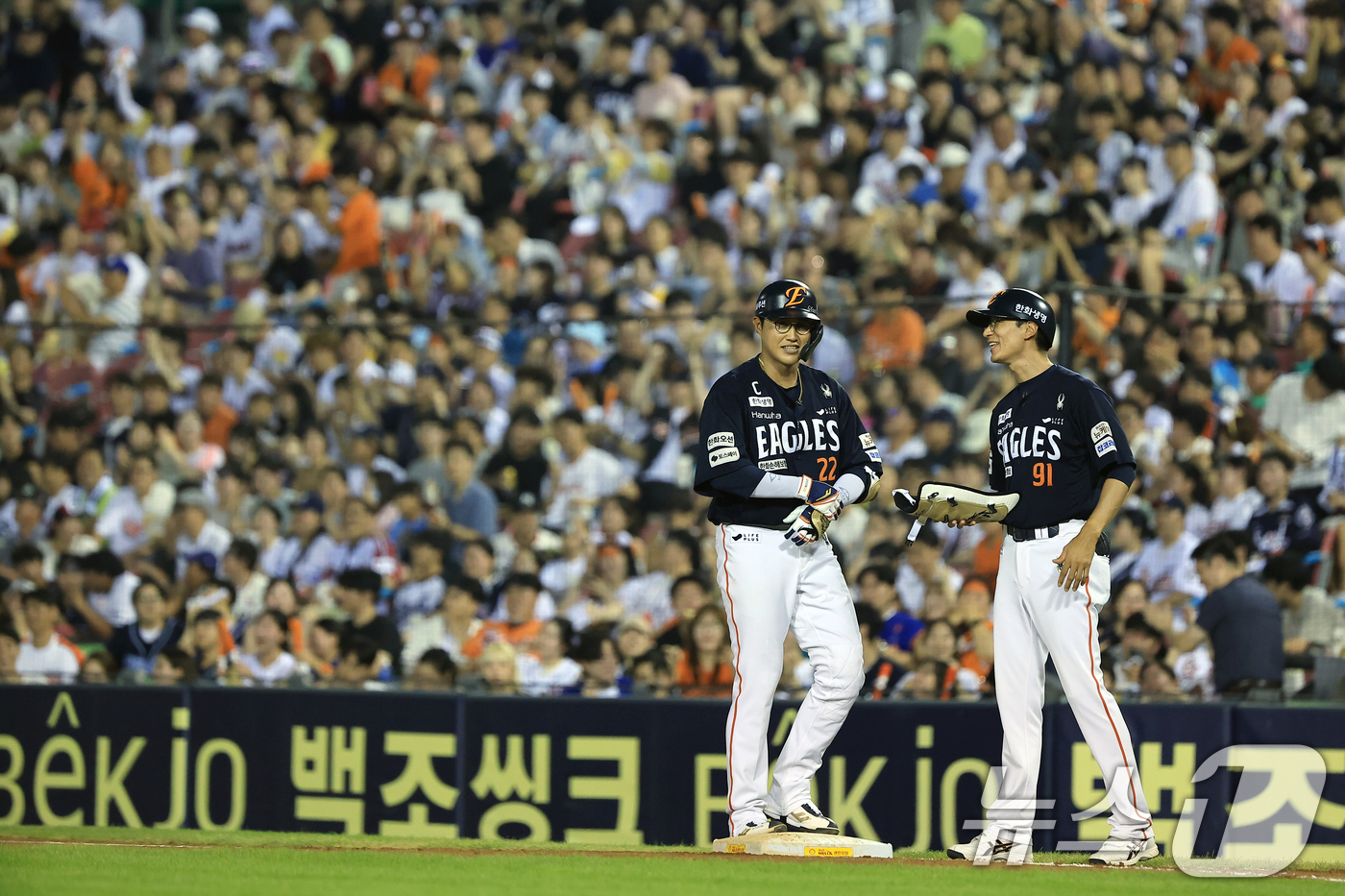 (서울=뉴스1) 박정호 기자 = 24일 오후 서울 송파구 잠실야구장에서 열린 프로야구 '2025 신한 SOL뱅크 KBO 리그' 한화 이글스와 두산 베어스의 경기에서 7회초 무사 주 …