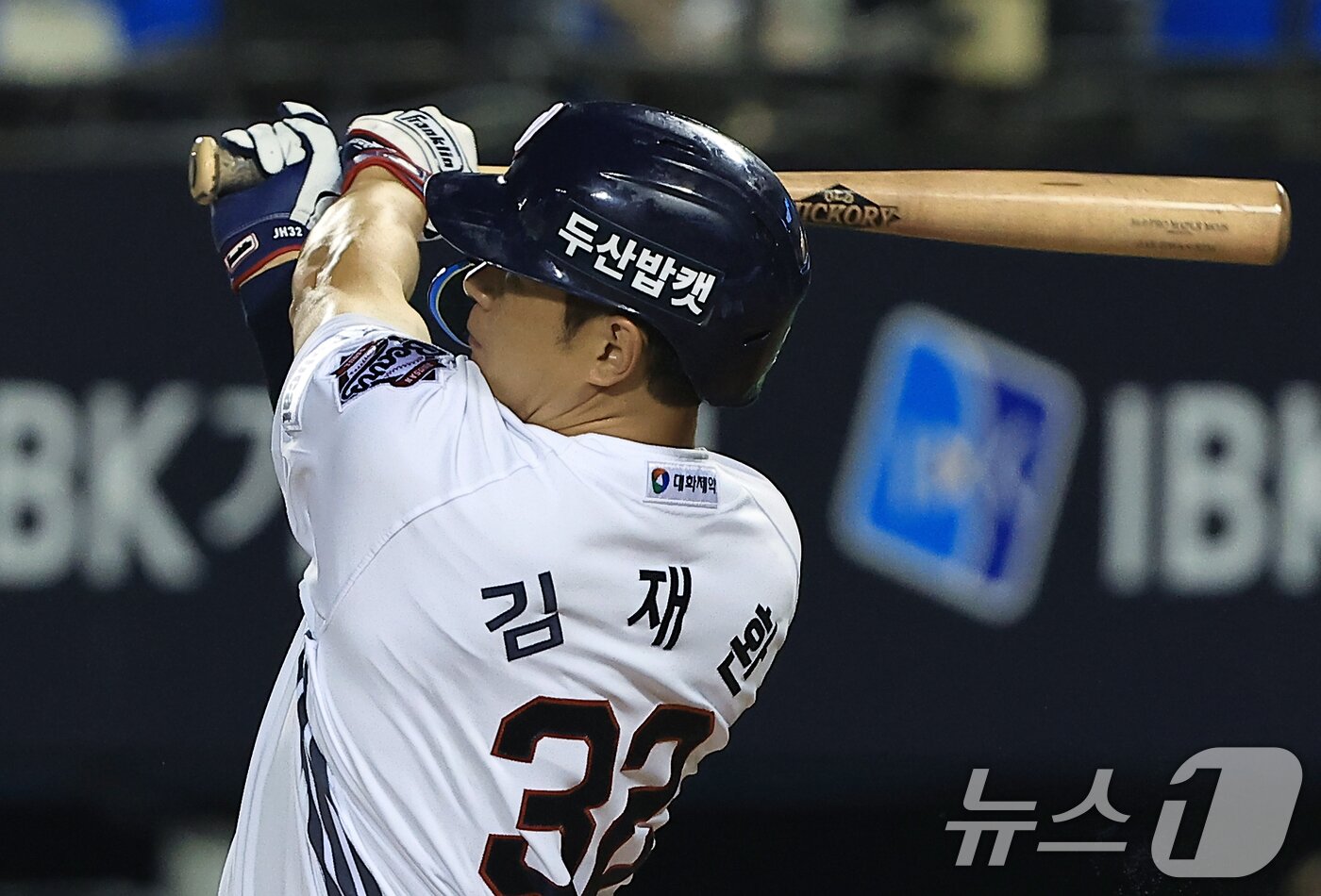 본문 이미지 - 24일 오후 서울 송파구 잠실야구장에서 열린 프로야구 &#39;2025 신한 SOL뱅크 KBO 리그&#39; 한화 이글스와 두산 베어스의 경기에서 7회말 1사 주자 1루 상황 두산 김재환이 2점 홈런을 날리고 있다.  2025.7.24/뉴스1 ⓒ News1 박정호 기자