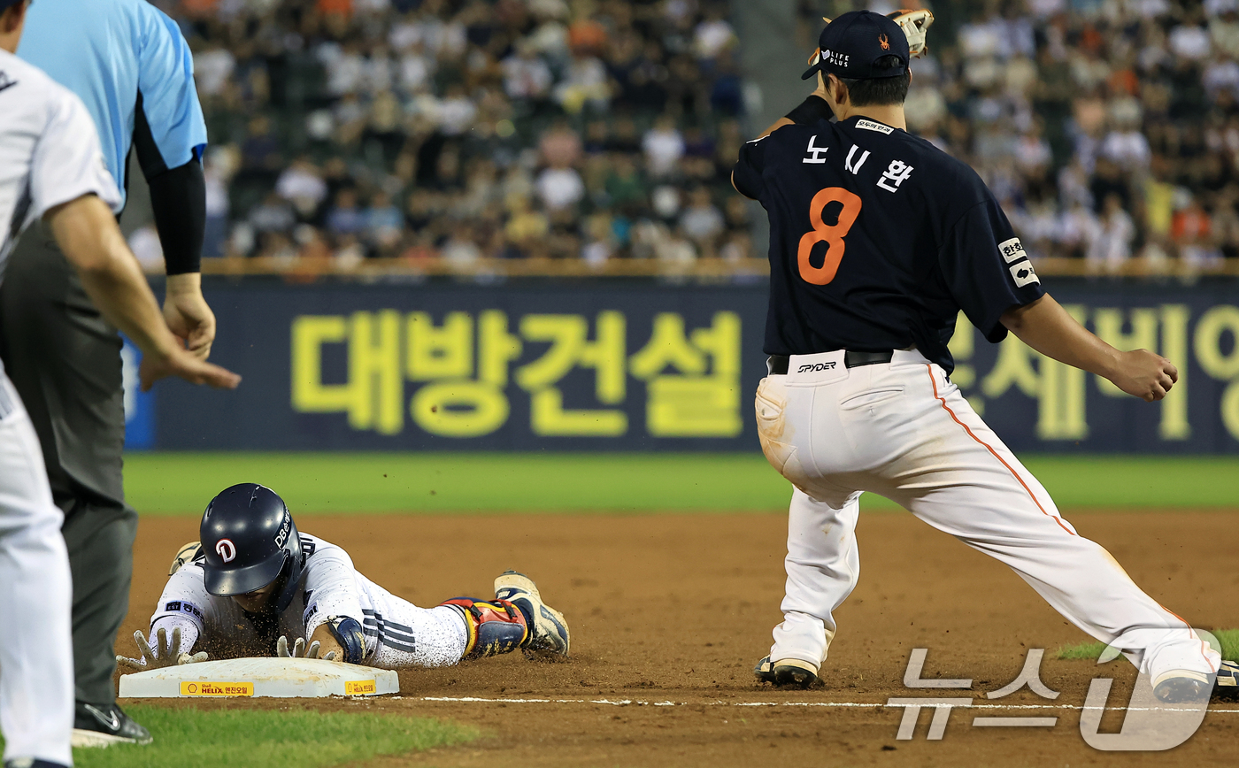 (서울=뉴스1) 박정호 기자 = 24일 오후 서울 송파구 잠실야구장에서 열린 프로야구 '2025 신한 SOL뱅크 KBO 리그' 한화 이글스와 두산 베어스의 경기에서 7회말 1사 주 …