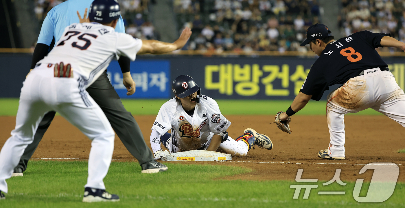 (서울=뉴스1) 박정호 기자 = 24일 오후 서울 송파구 잠실야구장에서 열린 프로야구 '2025 신한 SOL뱅크 KBO 리그' 한화 이글스와 두산 베어스의 경기에서 7회말 1사 주 …