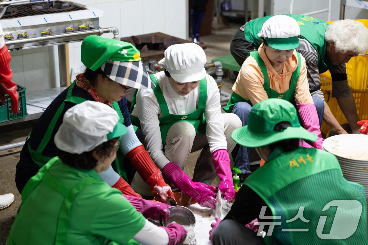 (서울=뉴스1) 허경 기자 = 이재명 대통령 부인 김혜경 여사가 24일 집중호우로 피해를 입은 경기도 가평군 수해복구 현장을 찾아 봉사활동을 하고 있다. (대통령실 제공. 재판매 …