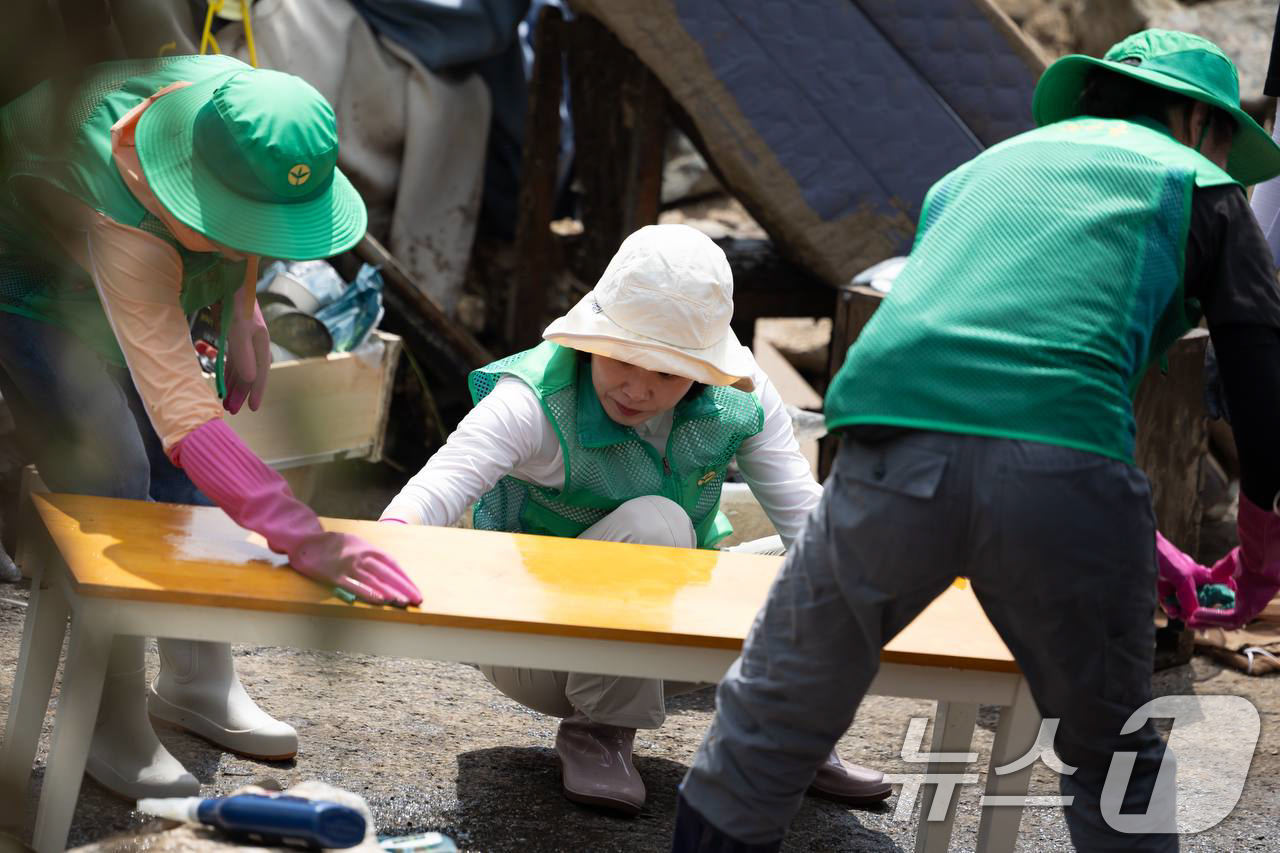 (서울=뉴스1) 허경 기자 = 이재명 대통령 부인 김혜경 여사가 24일 집중호우로 피해를 입은 경기도 가평군 수해복구 현장을 찾아 봉사활동을 하고 있다. (대통령실 제공. 재판매 …