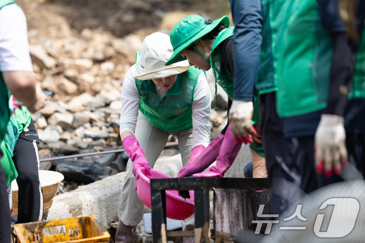 (서울=뉴스1) 허경 기자 = 이재명 대통령 부인 김혜경 여사가 24일 집중호우로 피해를 입은 경기도 가평군 수해복구 현장을 찾아 봉사활동을 하고 있다. (대통령실 제공. 재판매 …