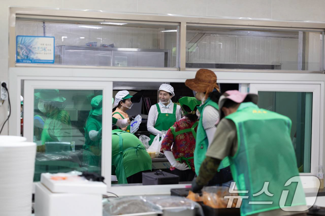 (서울=뉴스1) 허경 기자 = 이재명 대통령 부인 김혜경 여사가 24일 집중호우로 피해를 입은 경기도 가평군 수해복구 현장을 찾아 봉사활동을 하고 있다. (대통령실 제공. 재판매 …