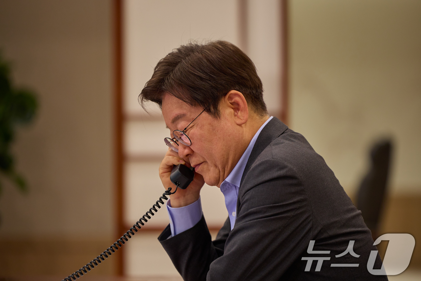 (서울=뉴스1) 허경 기자 = 이재명 대통령이 24일 서울 용산 대통령실 청사 집무실에서 프리드리히 메르츠 독일 총리과 전화 통화하고 있다. (대통령실 제공. 재판매 및 DB 금지 …