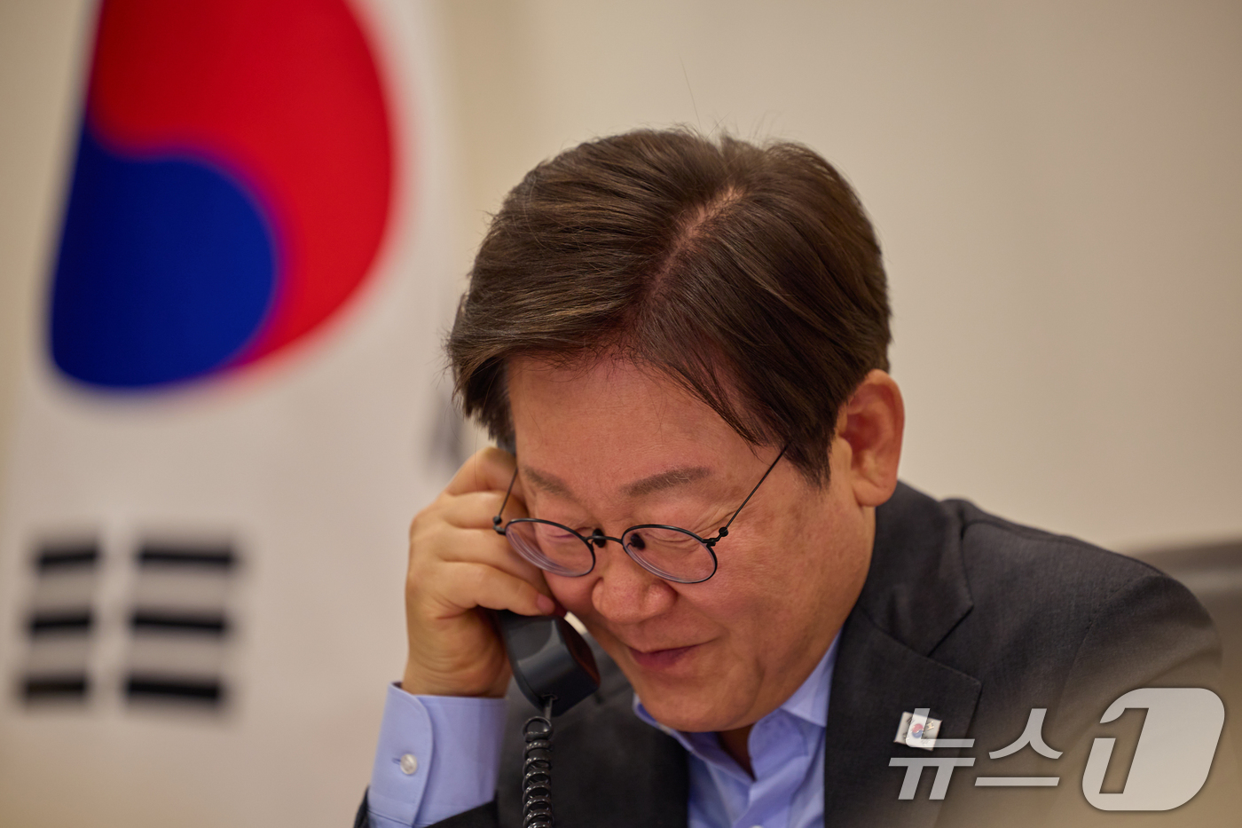 (서울=뉴스1) 허경 기자 = 이재명 대통령이 24일 서울 용산 대통령실 청사 집무실에서 프리드리히 메르츠 독일 총리과 전화 통화하고 있다. (대통령실 제공. 재판매 및 DB 금지 …