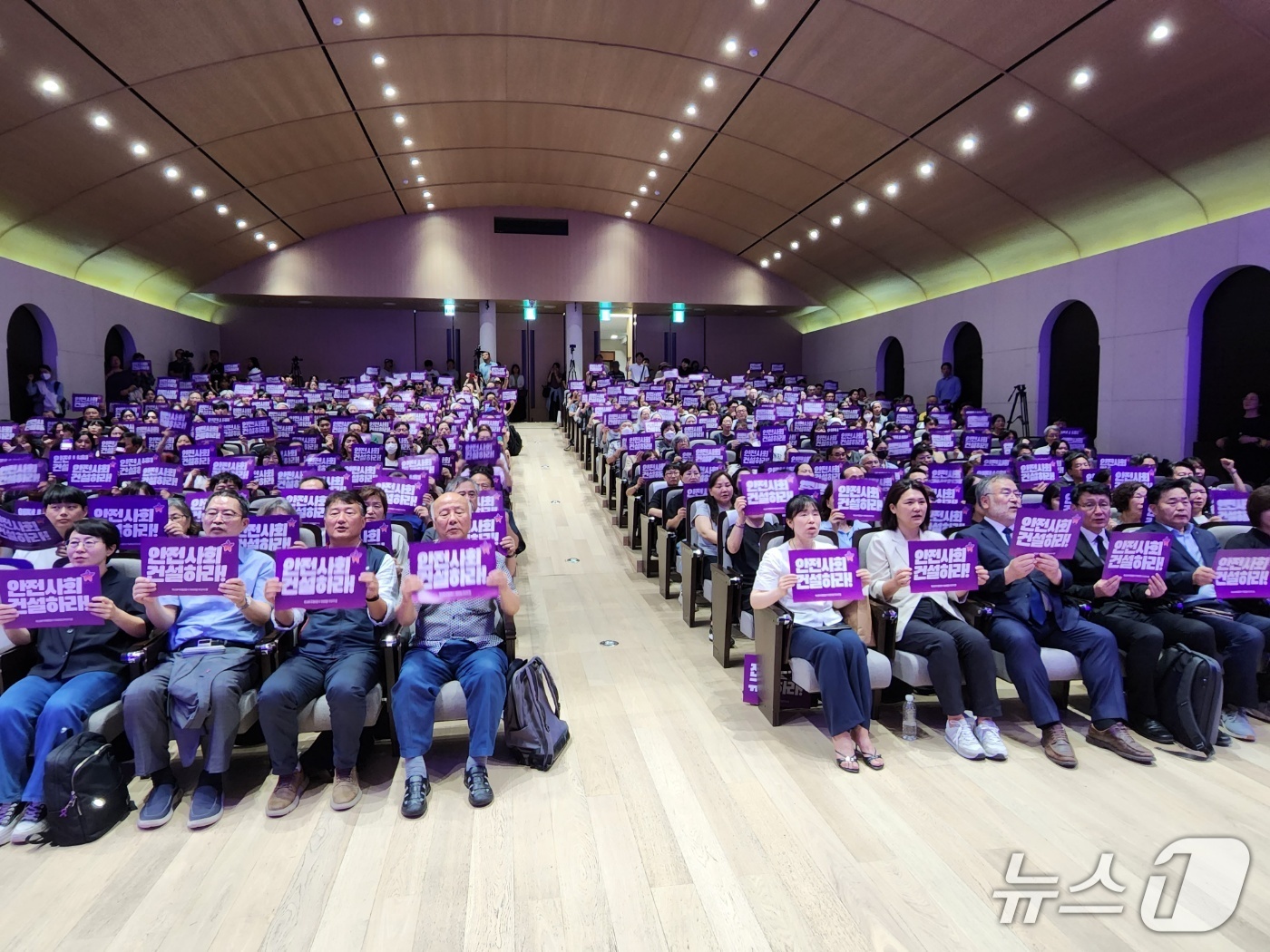 (서울=뉴스1) 권진영 기자 = 24일 서울 중구 명동성당 꼬스트홀에에서 열린 '천 일의 그리움, 천 번의 약속' 추모행사에서 10·29 이태원 참사 유가족 등 참석자들이 진상규명 …