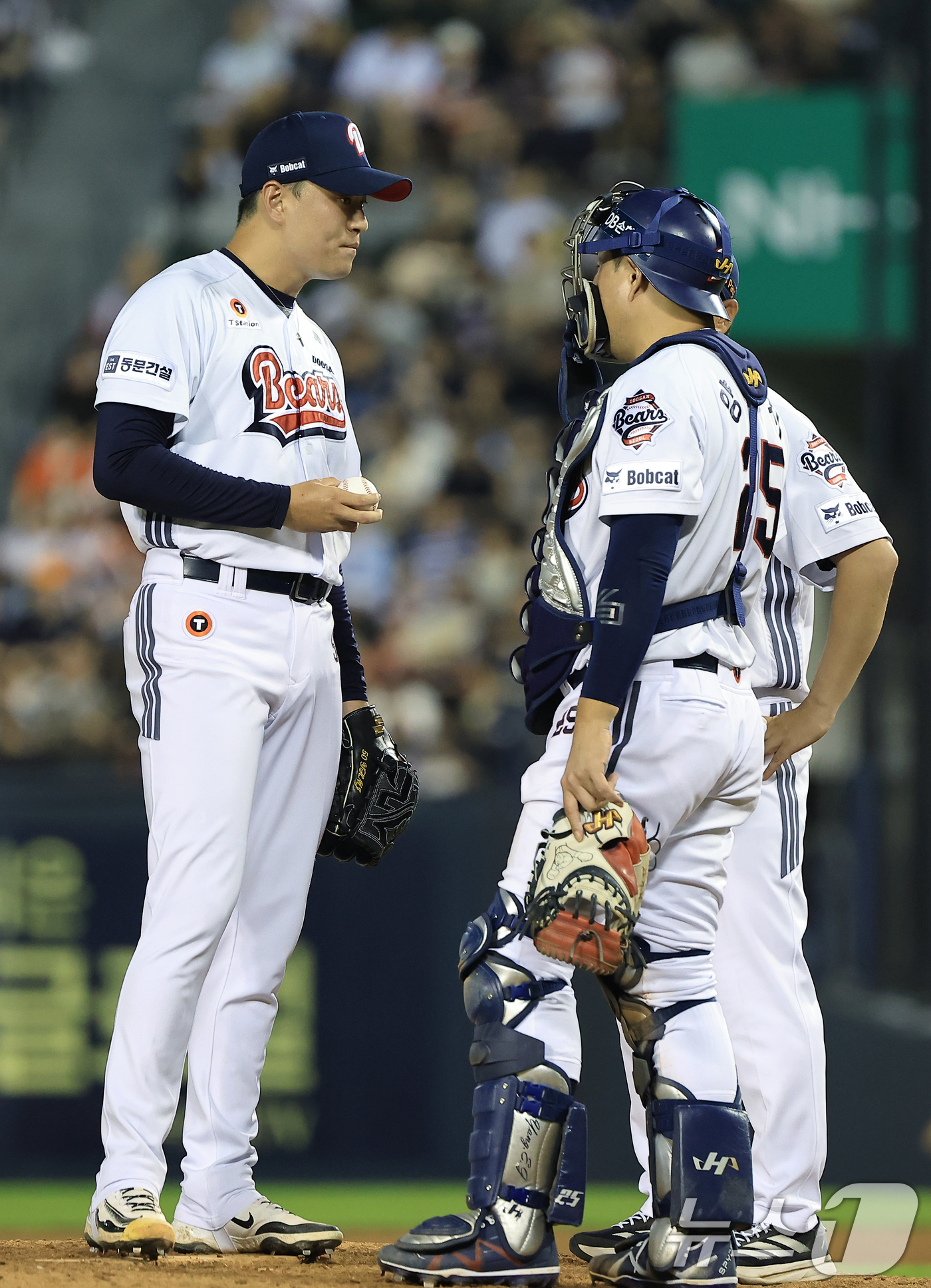 (서울=뉴스1) 박정호 기자 = 24일 오후 서울 송파구 잠실야구장에서 열린 프로야구 '2025 신한 SOL뱅크 KBO 리그' 한화 이글스와 두산 베어스의 경기에서 8회초 두산 이 …