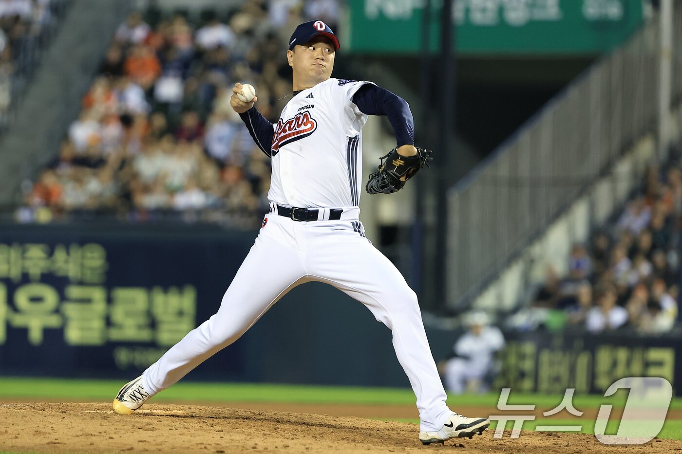 본문 이미지 - 24일 오후 서울 송파구 잠실야구장에서 열린 프로야구 '2025 신한 SOL뱅크 KBO 리그' 한화 이글스와 두산 베어스의 경기에서 8회초 두산 이영하가 역투하고 있다. 2025.7.24 ⓒ 뉴스1 박정호 기자