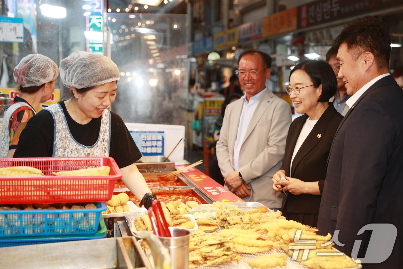 본문 이미지 - 한성숙 중소벤처기업부 장관이 24일 대전 중앙시장을 방문해 상인들과 만나 대화를 나누고 있다. &#40;중소벤처기업부 제공. 재판매 및 DB 금지&#41; 2025.7.24/뉴스1
