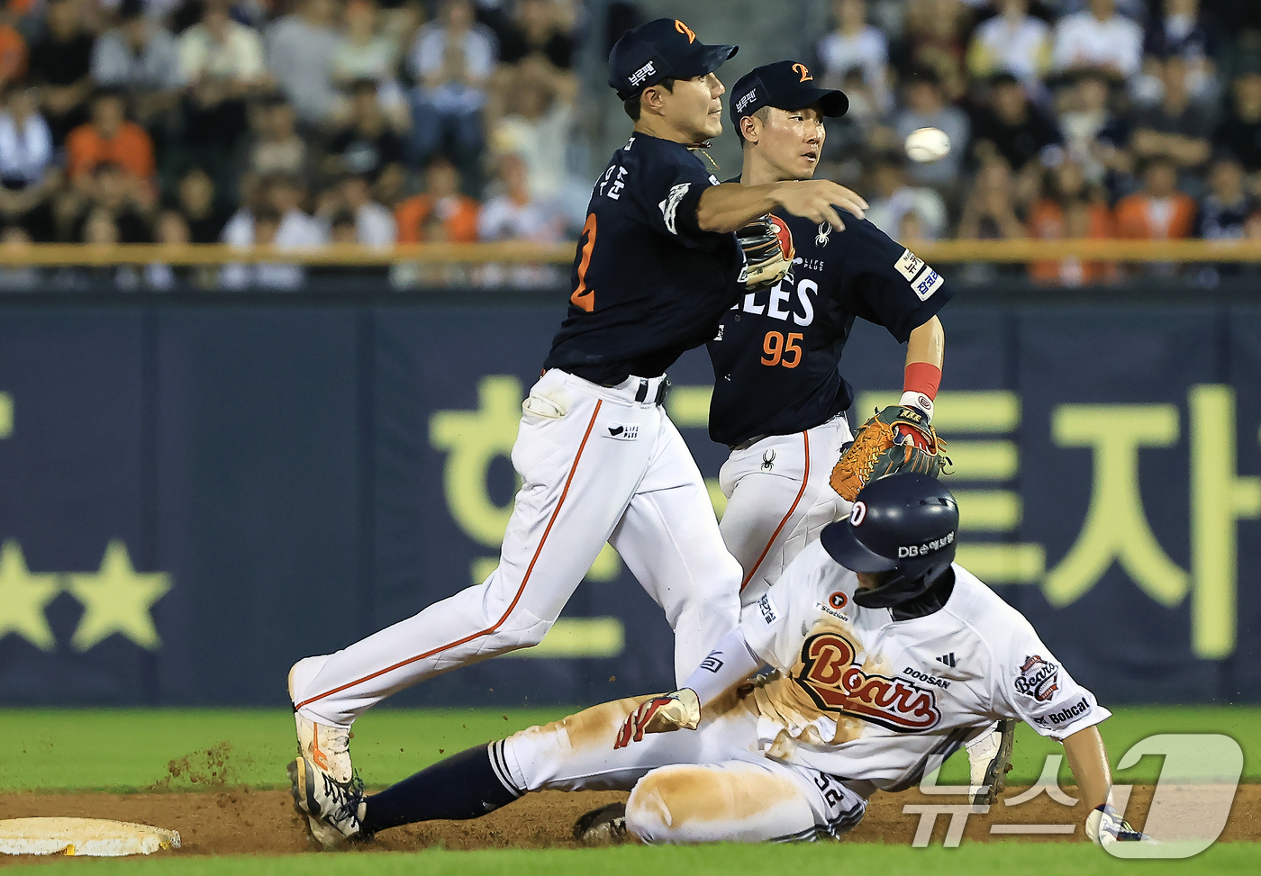 (서울=뉴스1) 박정호 기자 = 24일 오후 서울 송파구 잠실야구장에서 열린 프로야구 '2025 신한 SOL뱅크 KBO 리그' 한화 이글스와 두산 베어스의 경기에서 9회말 무사 주 …