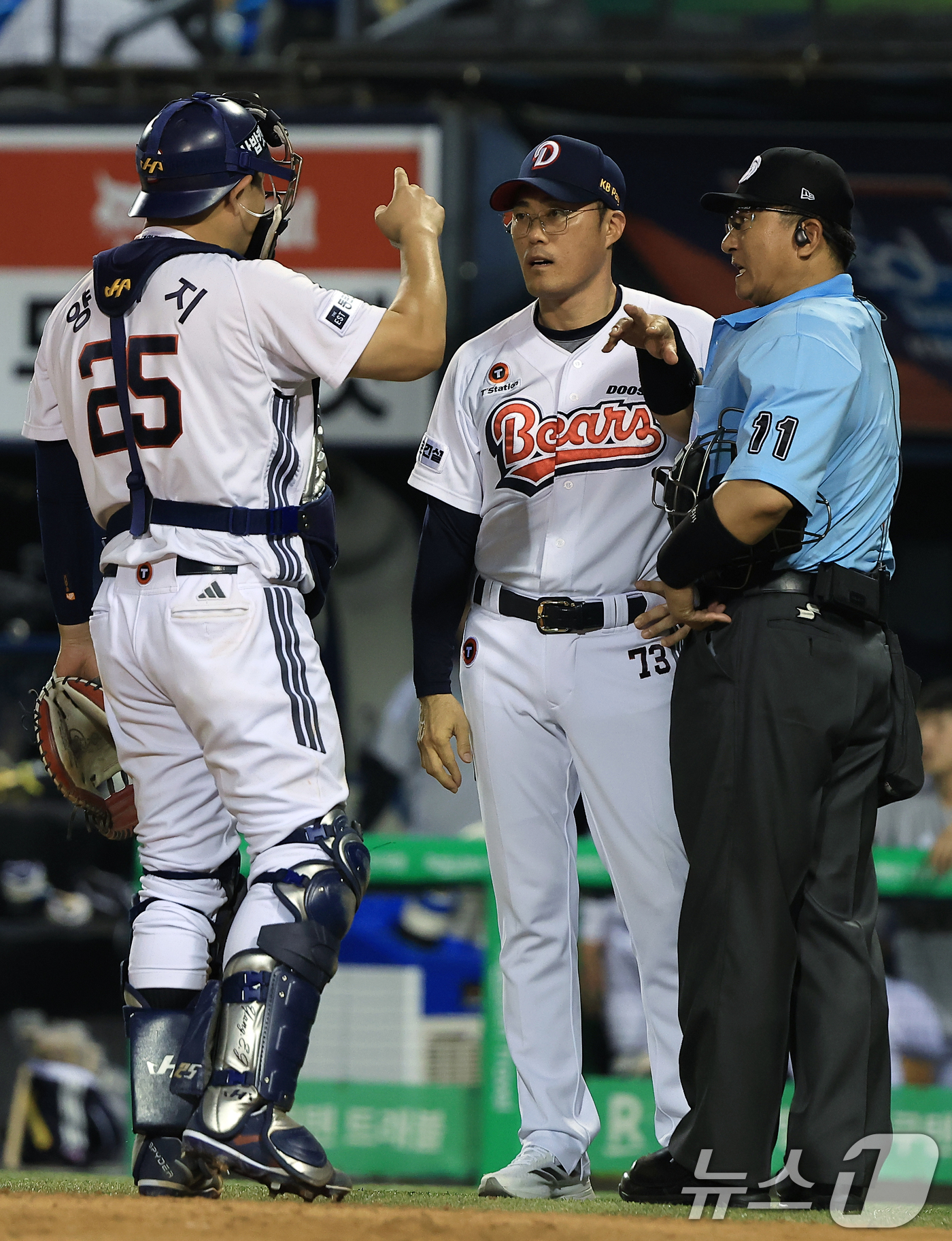 (서울=뉴스1) 박정호 기자 = 24일 오후 서울 송파구 잠실야구장에서 열린 프로야구 '2025 신한 SOL뱅크 KBO 리그' 한화 이글스와 두산 베어스의 경기에서 10회초 주심의 …