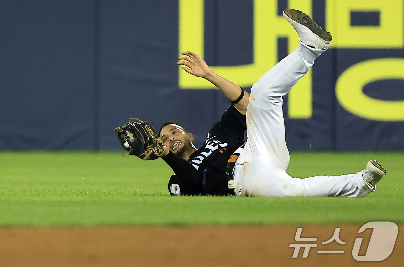 (서울=뉴스1) 박정호 기자 = 24일 오후 서울 송파구 잠실야구장에서 열린 프로야구 '2025 신한 SOL뱅크 KBO 리그' 한화 이글스와 두산 베어스의 경기에서 11회말 한화 …